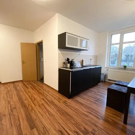 Komfortables Nah An Porsche & Flughafen - Schreibtisch, Sehr Schnelles Internet & Queensize-bett Appartement *