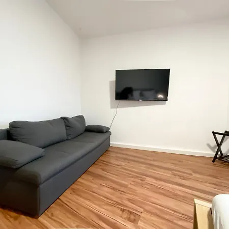 Apartment Komfortables Nah An Porsche&flughafen - Schreibtisch, Sehr Schnelles Internet&queensize-bett