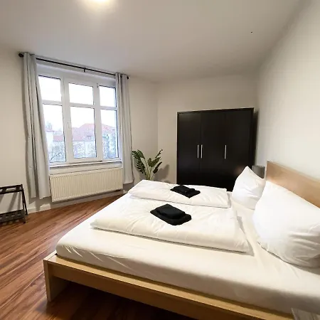 Komfortables Nah An Porsche&flughafen - Schreibtisch, Sehr Schnelles Internet&queensize-bett Apartment