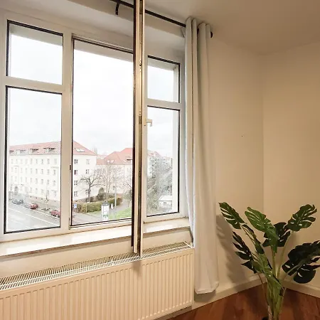 Komfortables Nah An Porsche&flughafen - Schreibtisch, Sehr Schnelles Internet&queensize-bett *