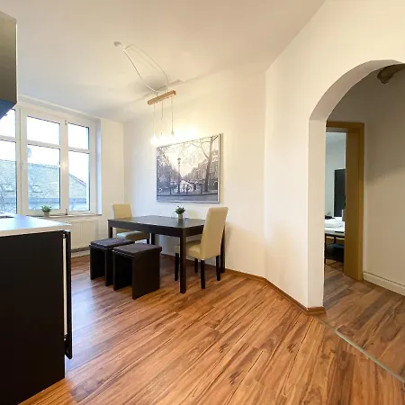 Apartment Komfortables Nah An Porsche&flughafen - Schreibtisch, Sehr Schnelles Internet&queensize-bett